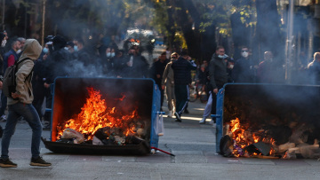 Έκτη ημέρα κινητοποιήσεων και επεισοδίων στα Τίρανα, έσπασαν τα γραφεία του κόμματος του Έντι Ράμα

