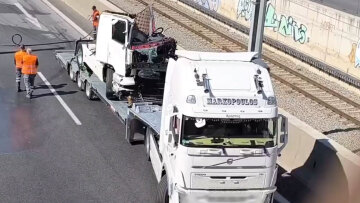Σοβαρό τροχαίο με νταλίκα και ΙΧ στην Αττική Οδό: Σοβαρά τραυματίας ο οδηγός του τράκτορα