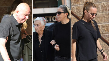 Συγκίνηση στο μνημόσυνο του Γιώργου Μαζωνάκη στη Νίκαια: Με δάκρυα στα μάτια η οικογένειά του, κόσμος χόρευε έξω από την εκκλησία τραγούδια του