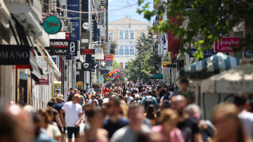 Το νομοσχέδιο της ΔΕΘ με παροχές 2 δισ. για μειώσεις φόρων σε τρίτεκνους, αγρότες και επαγγελματίες, €400 για συνταξιούχους και €500 στο δημόσιο