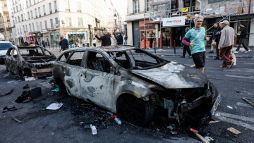 Ο Μακρόν αρνήθηκε την παραίτηση του υπουργού Εσωτερικών μετά τη νύχτα χάους με 2.400 συλλήψεις και 1.000 τραυματίες, αναχωρεί για τον Κόλπο
