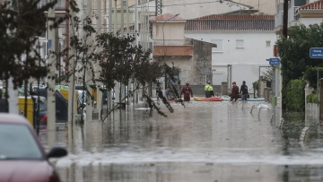 Τέσσερις νεκροί από τις καταρρακτώδεις βροχές στην Ισπανία: Κάτοικοι ανέβηκαν στις στέγες για να σωθούν, υπερχείλισαν ποτάμια, έκλεισαν σχολεία