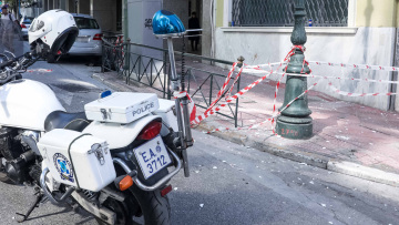 Συναγερμός στην Ομόνοια: Άτομο έπεσε από τον δεύτερο όροφο ξενοδοχείου, μεταφέρθηκε στο νοσοκομείο