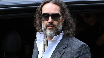 Σοκαριστική καταγγελία βιασμού κατά του Ράσελ Μπραντ: «Μεταμορφώθηκε σε τέρας»