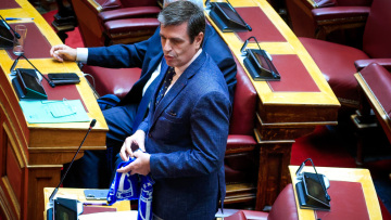 Με το κασκόλ της Ελλάς Μελβούρνη ο Καιρίδης στη Βουλή: Σπάσαμε μια παράδοση κοτζαμπασισμού
