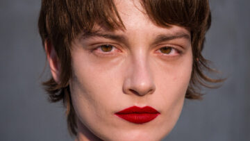 Makeup Pilling: Οκτώ λόγοι που δεν στρώνει σωστά το foundation και μοιάζει σαν να ξεφλουδίζει
