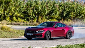 Οδηγούμε την ξεχωριστή Ford Mustang Dark Horse στην πίστα των Μεγάρων
