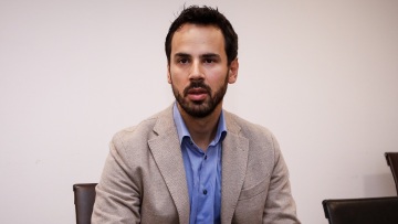 Ρωμανός: Ψέμα ότι ο Τσίπρας ήταν πάντα απέναντι στη βία, η κομματική Αυγή είχε βγει επί Γρηγορόπουλου με ένθετο «ω έλατο, ω έλατο τι ωραία που αρπάζεις»