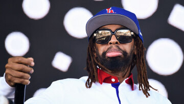 Ο Lil Jon έμαθε ότι ο άντρας που τον μεγάλωσε δεν ήταν ο βιολογικός του πατέρας: «Ποτέ δεν πιστεύεις ότι θα συμβεί σε εσένα»