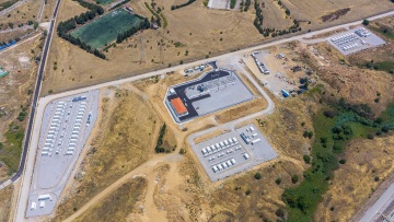 HELLENiQ ENERGY: Σε λειτουργία το πρώτο πάρκο μπαταριών