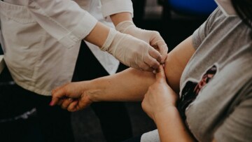Μπορεί μία εξέταση αίματος να διαγνώσει έγκαιρα διάφορες μορφές καρκίνου; Τι λένε ειδικοί του ΕΚΠΑ