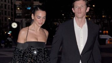Η glamorous εμφάνιση της Ντούα Λίπα με Ferragamo σε μια βραδιά στην όπερα
