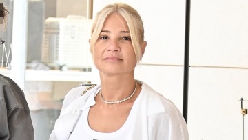 Φαίη Σκορδά: Η εμφάνιση με τζιν φούστα και λευκό top
