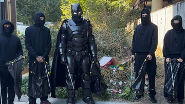 Ο «Batman του Λονδίνου»: Ο άγνωστος με τη μάσκα που πληρώνει βενζίνες, πρόστιμα και φαγητό για αγνώστους