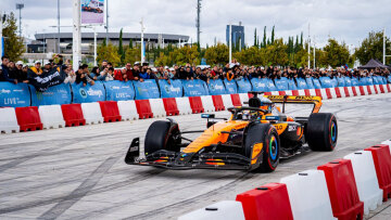 Από τη θέση του οδηγού ενός μονοθεσίου της McLaren Racing  -  Τι θα έκαναν οι θεατές του Allwyn | McLaren Racing Live in Athens αν είχαν τα κλειδιά του; 