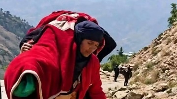 Υεμένη: Η μητέρα που μετέφερε τη σορό της κόρης της για να την θάψει, εν μέσω πυρών των Χούθι, έγινε σύμβολο αντίστασης
