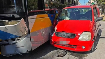 Τροχαίο ατύχημα με λεωφορείο και αυτοκίνητο στην Καλλιθέα, δείτε βίντεο