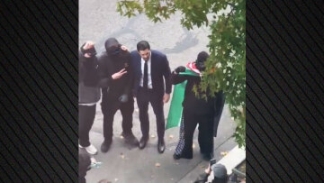 Ακροαριστερός βουλευτής στη Γαλλία φωτογραφίζεται με μασκοφόρους διαδηλωτές και την παλαιστινιακή σημαία, βίντεο