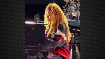 Η 14χρονη κόρη του Jay-Z και της Μπιγιονσέ ανέβηκε στη σκηνή και έπαιξε πιάνο δίπλα στον πατέρα της