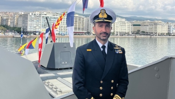 Ο κυβερνήτης της φρεγάτας «Κίμων» αποκαλύπτει τα πλεονεκτήματα των Belharra: Ο έγκαιρος εντοπισμός του εχθρού και η αντιμετώπιση επιθέσεων κορεσμού