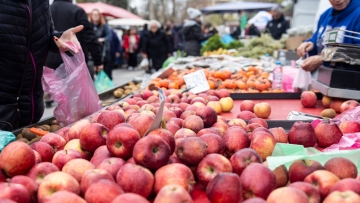 Λαϊκές αγορές Αττικής: Στο τραπέζι η απομάκρυνση παράνομα σταθμευμένων ΙΧ και διαφημιστική καμπάνια 1 εκατ. ευρώ