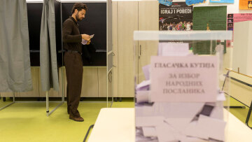 Καταγγελίες για παρατυπίες, επεισόδια και ισχυρή παρουσία των δυνάμεων καταστολής στο Βελιγράδι, στο 56,4% η συμμετοχή έως τις 16:00 
