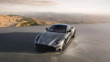 Η Aston Martin παγώνει τα ηλεκτρικά της σχέδια