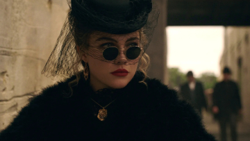 Florence Pugh: Οι κρυφοί συμβολισμοί στα μαλλιά και το μακιγιάζ της στη σειρά East of Eden
