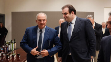 Πιερρακάκης με Καραμανλή και Κοντό από ΣΕΚΕ: Οι αυξήσεις στη φορολογία των καπνικών προϊόντων θα είναι λελογισμένες και θα τεθούν σε ισχύ από το 2036