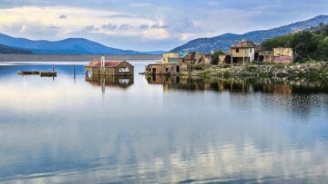 Γεμίζει το φράγμα Αποσελέμη στην Κρήτη, «βυθίζεται» η εκκλησία στο Σφεντύλι
