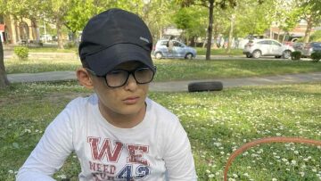 Η συγκλονιστική ιστορία του μικρού Στέφανου από τη Λάρισα που σώθηκε από τις φλόγες και θα παρελάσει σημαιοφόρος την 28η Οκτωβρίου