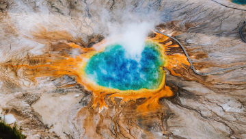 Πάνω από 23.000 σκουπίδια στις θερμές πηγές του Yellowstone: Πώς άλλαξε το χρώμα του διάσημου αξιοθέατου
