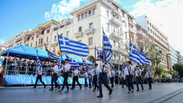 28η Οκτωβρίου: Ποιοι δρόμοι θα κλείσουν για τις παρελάσεις σε Αθήνα - Θεσσαλονίκη - Πώς θα κινηθούν τα μέσα μεταφοράς