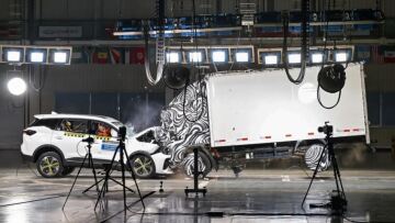 Μετωπική σύγκρουση SUV με φορτηγό μπροστά στις κάμερες (video)
