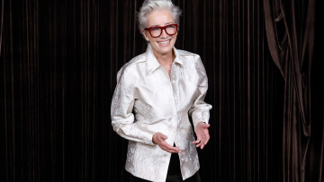 Emma Thompson: Το «frosted» hair look που κάνει τα γκρίζα μαλλιά την πιο κομψή τάση του χειμώνα
