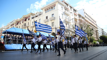 Θεσσαλονίκη: Σε εξέλιξη η παρέλαση από 22 δημόσια και ιδιωτικά σχολεία της πόλης, δείτε βίντεο
