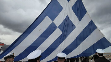 Ούτε η βροχή σταμάτησε την έπαρση της γιγαντιαίας γαλανόλευκης στο λιμάνι της Χίου, δείτε βίντεο
