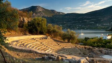 
Όταν ο Τσαρούχης, ο Μόραλης και ο Γκίκας φιλοτεχνούσαν την εικόνα της Ελλάδας που ταξίδευε στον κόσμο
