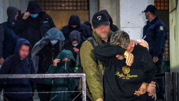 Τι κατέγραψε ο κοριός της ΕΛΑΣ για το «Χωριάτικο»: Οι επίορκοι δημόσιοι υπάλληλοι, τα «βαφτιστήρια» και τα κραγιόν YSL πριν από τους ελέγχους