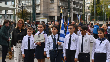 Με τη μαθητική παρέλαση τιμά η Αθήνα την Εθνική Επέτειο της 28ης Οκτωβρίου, δείτε φωτογραφίες και βίντεο