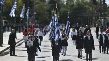 Με τη μαθητική παρέλαση τιμά η Αθήνα την Εθνική Επέτειο της 28ης Οκτωβρίου, δείτε φωτογραφίες και βίντεο