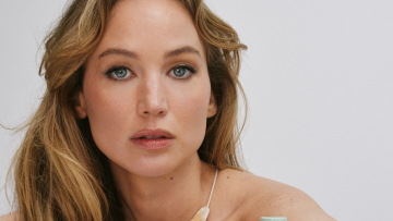 Η Jennifer Lawrence λανσάρει το δικό της brand μαλλιών με τρία προϊόντα για εύκολο styling
