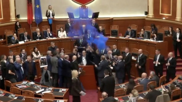 Βουλευτές της αντιπολίτευσης στην Αλβανία διέκοψαν συνεδρίαση του κοινοβουλίου και άναψαν φωτοβολίδες, βίντεο