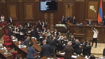 Επεισόδιο στη Βουλή της Αρμενίας: Βουλευτές πιάστηκαν στα χέρια, δείτε βίντεο