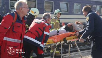 Ο Ζελένσκι κάλεσε τη Δύση να δράσει μετά τη «φρικτή ρωσική επίθεση» εναντίον σιδηροδρομικού σταθμού στη Ντνίπρο με 13 νεκρούς

