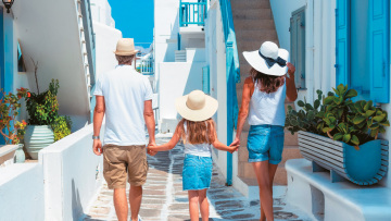Προς νέο ιστορικό υψηλό παρά την κρίση στη Μέση Ανατολή: 25 δισ. φέτος οι εισπράξεις στον τουρισμό
