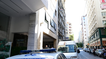 Συναγερμός στην Ομόνοια για ύποπτο χαρτοκιβώτιο, πού έχει διακοπεί η κυκλοφορία