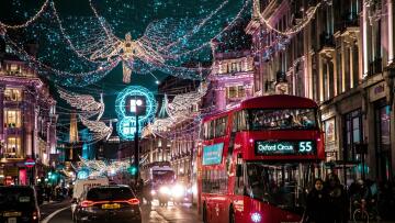 Oxford Street: Η άγνωστη ιστορία πίσω από τις πιο διάσημες βιτρίνες του Λονδίνου