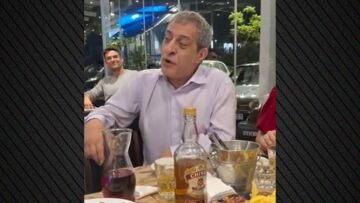 Ο Θέμης Αδαμαντίδης τραγούδησε ακαπέλα σε ταβέρνα και αποθεώθηκε, δείτε βίντεο