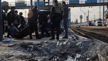 Ρωσικά πλήγματα στην Ουκρανία: 14 νεκροί σε σιδηροδρομικό σταθμό στο Ντνίπρο, επίθεση με βαλλιστικούς πυραύλους στο Κίεβο 